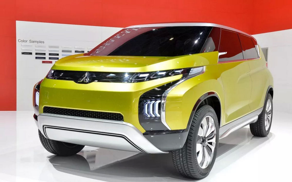 Mitsubishi showcased its three hybrid vehicles Mitsubishi showcased its three hybrid vehicles